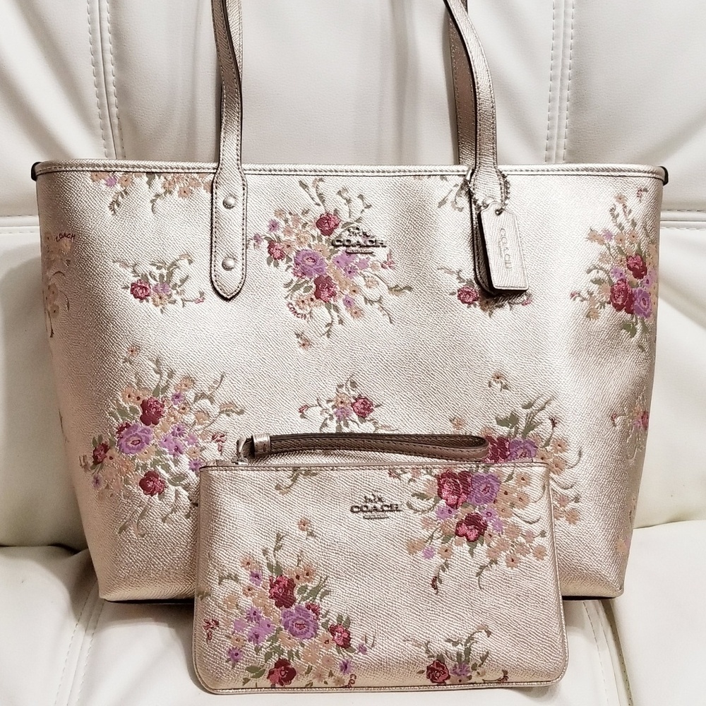 🍒NWT🍒 COACH METALLIC CITY ZIP TOTE+WRISTLET SET - Picture 1 of 8